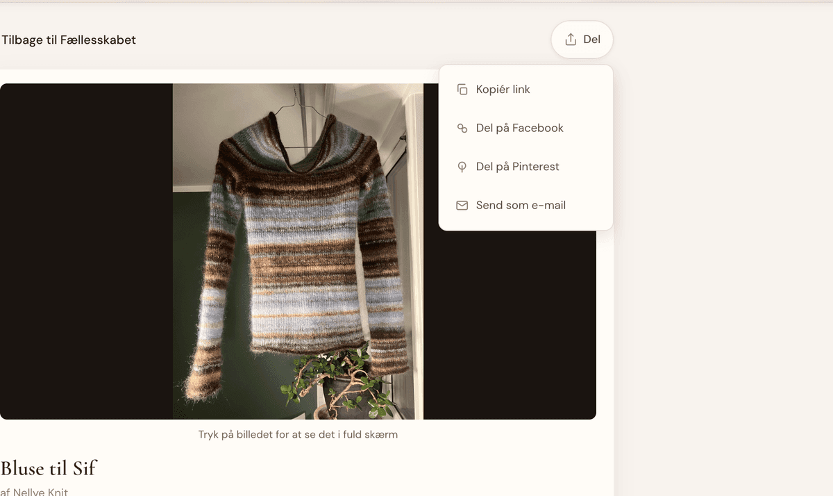 Skærmbillede af delemenuen på det delte projekt Bluse til Sif af Nellye Knit med valgmulighederne Kopiér link, Del på Facebook, Del på Pinterest og Send som e-mail.