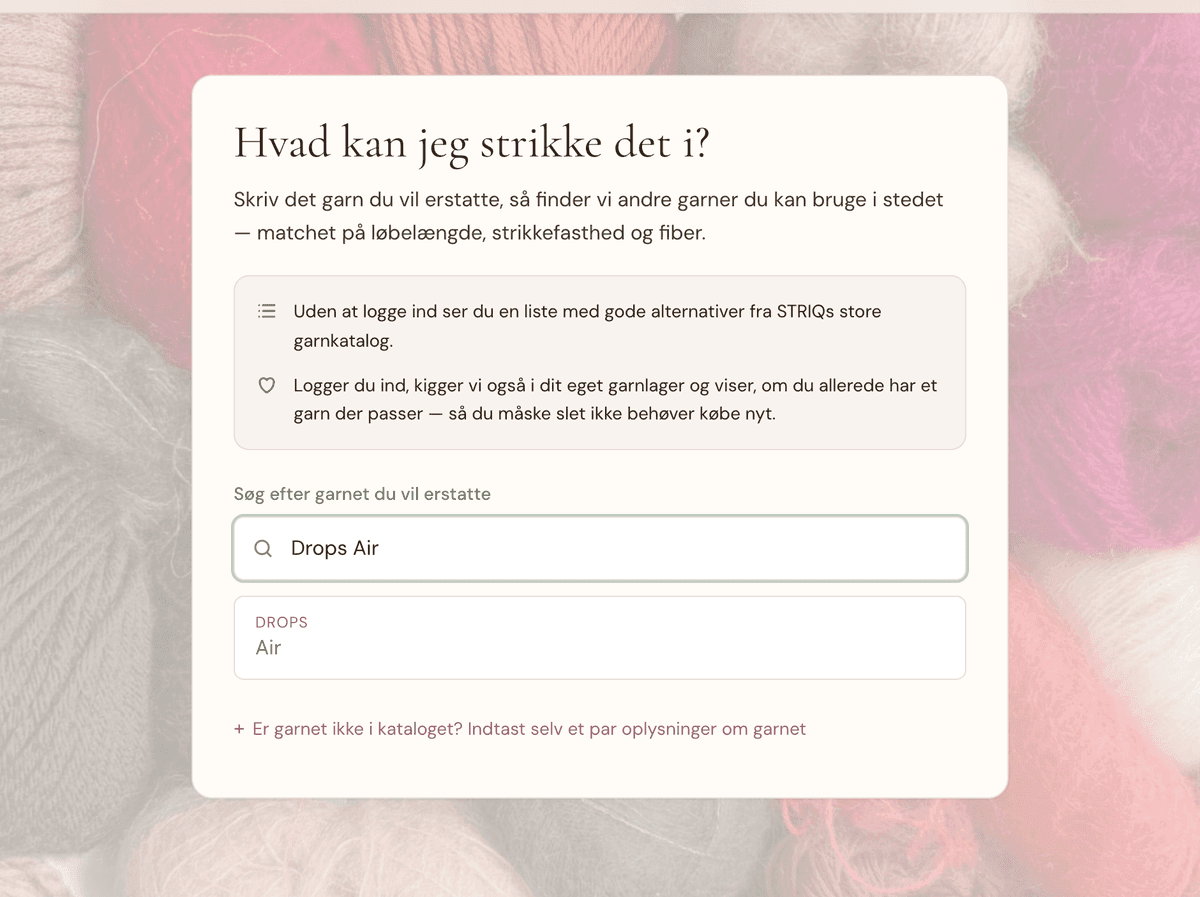 Skærmbillede af garn-alternativer-siden med søgefeltet udfyldt med DROPS Air, et forslag i søgelisten og farverige garnnøgler i baggrunden.