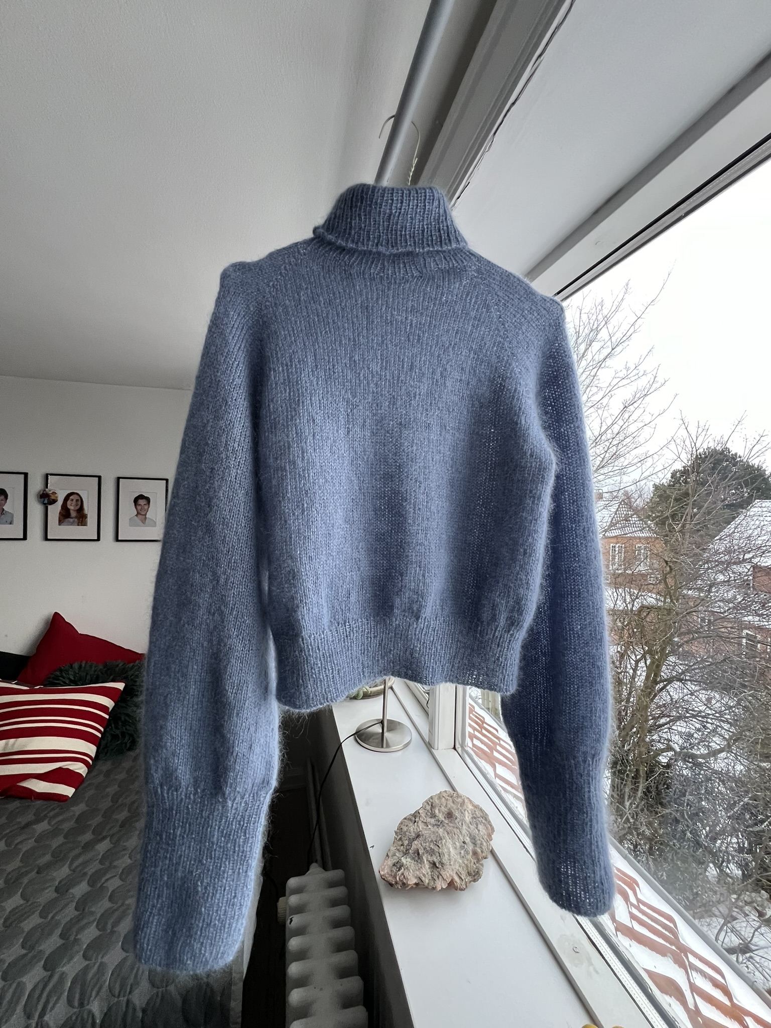 Jeansblå Raglan — af Nellye Knit